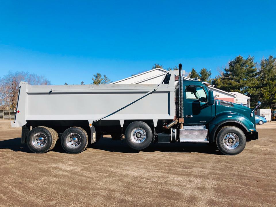 2015 KENWORTH T880 TRI-AXLE DUMP, AUTOMATIC, LOW KM & CLEAN !! 2015 KENWORTH T880 TRI-AXLE DUMP, AUTOMATIC, LOW KM & CLEAN !!