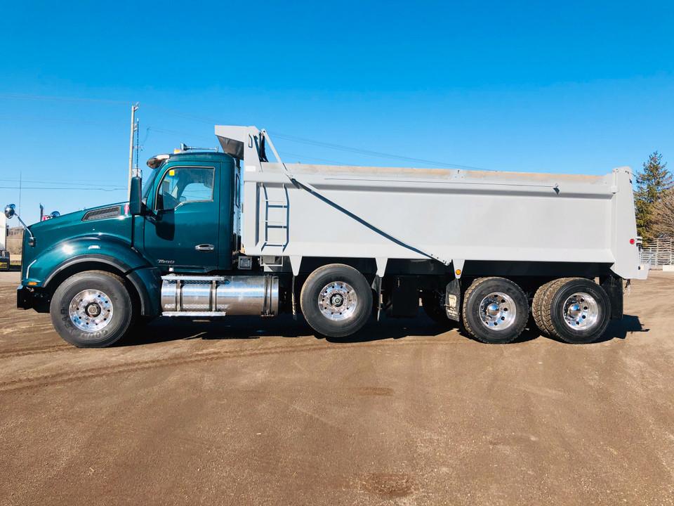 2015 KENWORTH T880 TRI-AXLE DUMP, AUTOMATIC, LOW KM & CLEAN !! 2015 KENWORTH T880 TRI-AXLE DUMP, AUTOMATIC, LOW KM & CLEAN !!