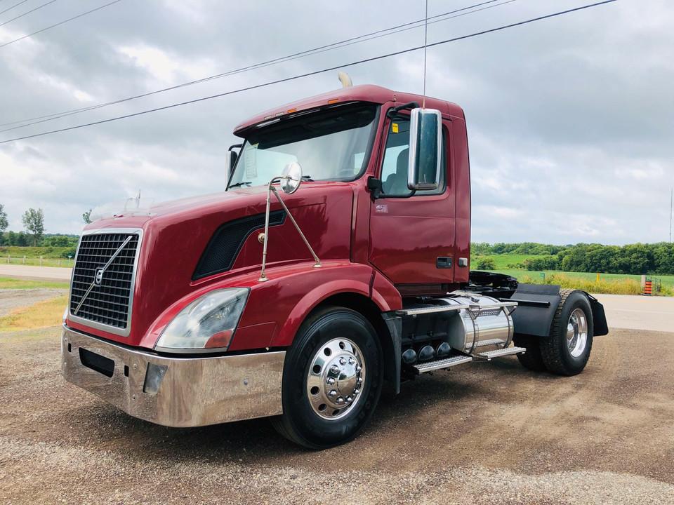 2010 VOLVO SINGLE AXLE DAYCAB TRACTOR, 405HP & AUTOMATIC. 2010 VOLVO SINGLE AXLE DAYCAB TRACTOR, 405HP & AUTOMATIC.