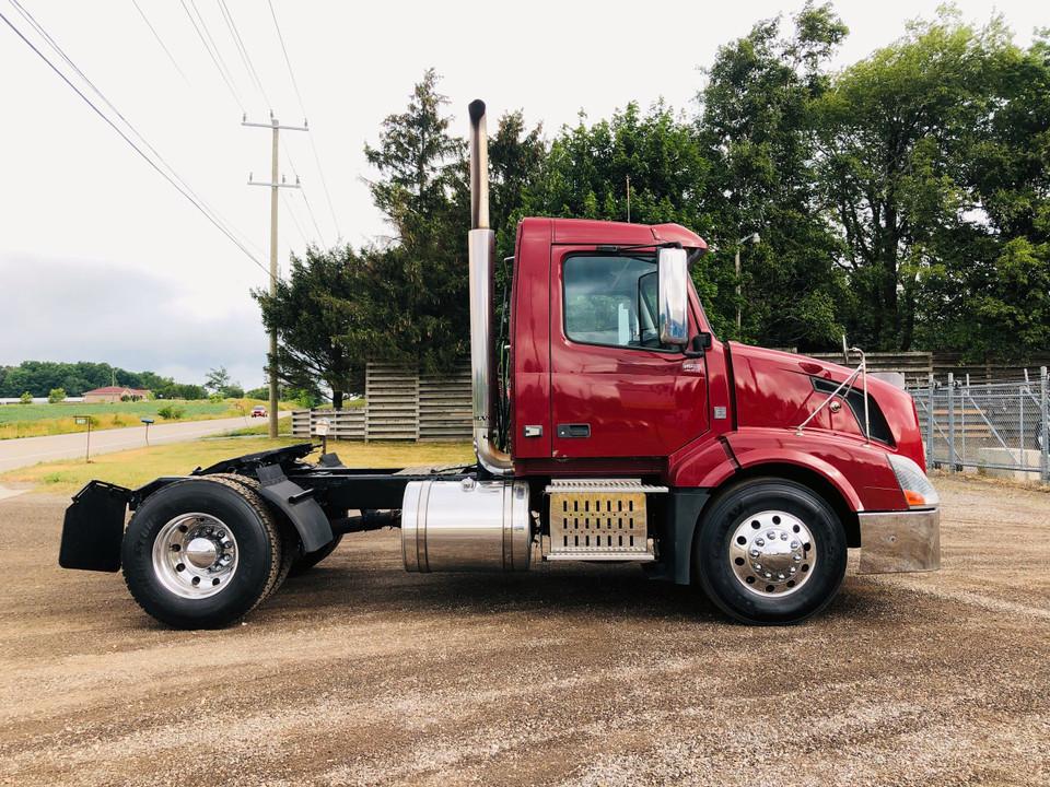 2010 VOLVO SINGLE AXLE DAYCAB TRACTOR, 405HP & AUTOMATIC. 2010 VOLVO SINGLE AXLE DAYCAB TRACTOR, 405HP & AUTOMATIC.