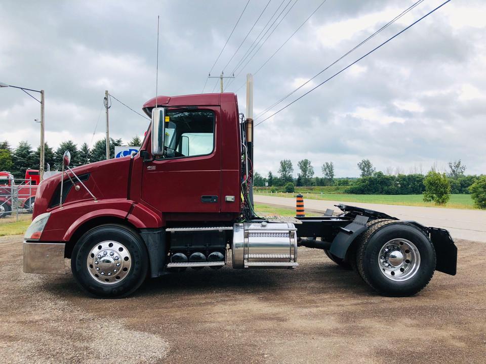 2010 VOLVO SINGLE AXLE DAYCAB TRACTOR, 405HP & AUTOMATIC. 2010 VOLVO SINGLE AXLE DAYCAB TRACTOR, 405HP & AUTOMATIC.