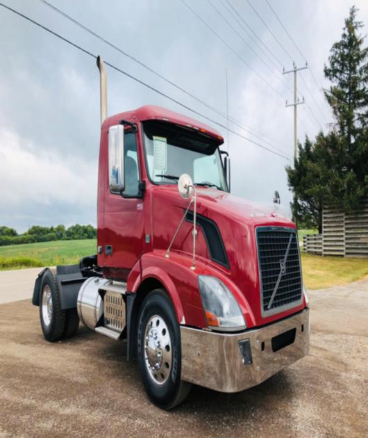 2010 VOLVO SINGLE AXLE DAYCAB TRACTOR, 405HP & AUTOMATIC.