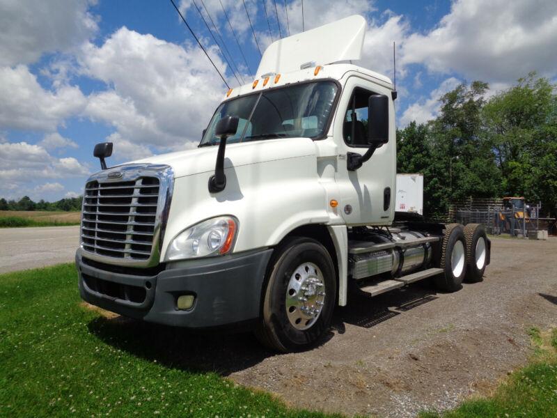 2011 FREIGHTLINER CASCADIA DAYCAB, CUMMINS ISX ENGINE for sale