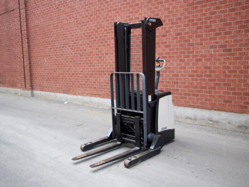 Crown SH5500 Electric Stacker In Excellent condition