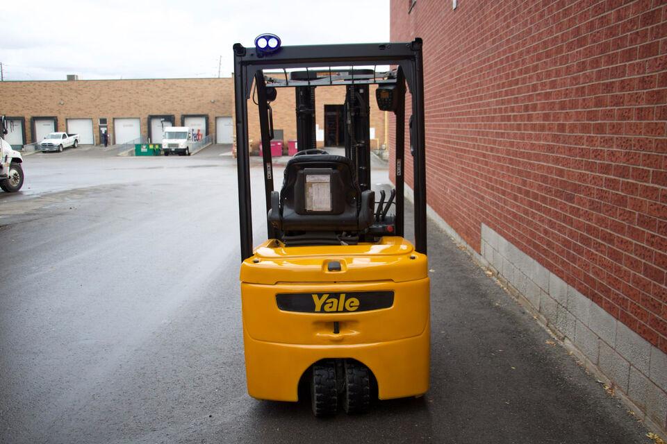 Yale ERP040VT 3 Wheeler Electric Forklift with 4000 lbs Capacity for sale