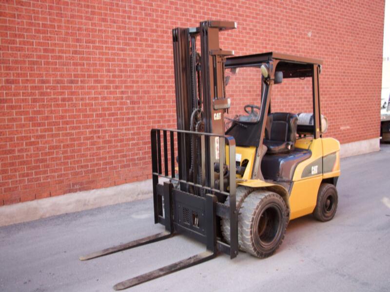 Caterpillar 2P7000 LPG Forklift with 7000 lbs capacity