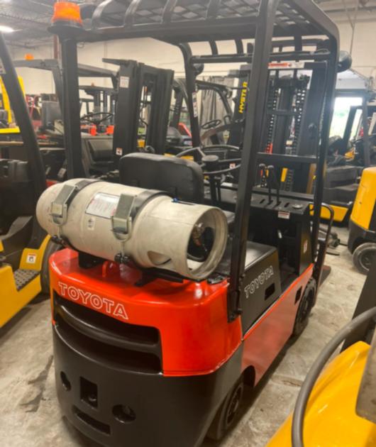 TOYOTA 3000 lbs forklift