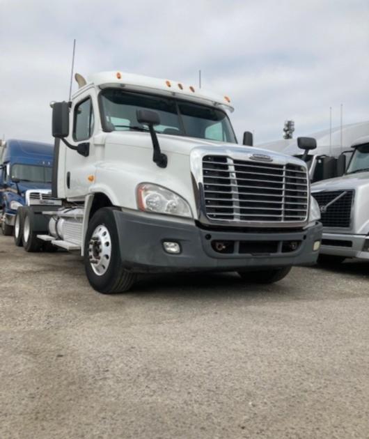 Bank Owned Heavy Spec 2015 Freightliner Day Cab - Low Km