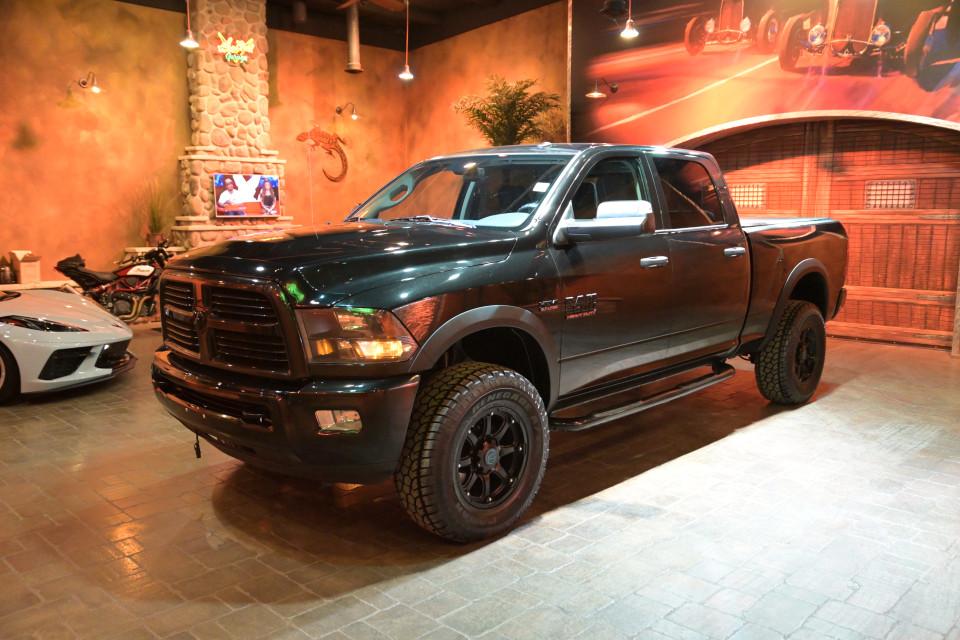 2016 Ram 2500 SLT Blackout Sport Pkg w/ Console & Bucket Seats!! 2016 Ram 2500 SLT Blackout Sport Pkg w/ Console & Bucket Seats!!