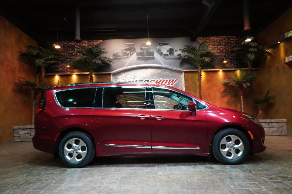 2017 Chrysler Pacifica Touring-L Plus w/ Nav Pwr Sliders Htd Wheel & Lthr 2017 Chrysler Pacifica Touring-L Plus w/ Nav Pwr Sliders Htd Wheel & Lthr