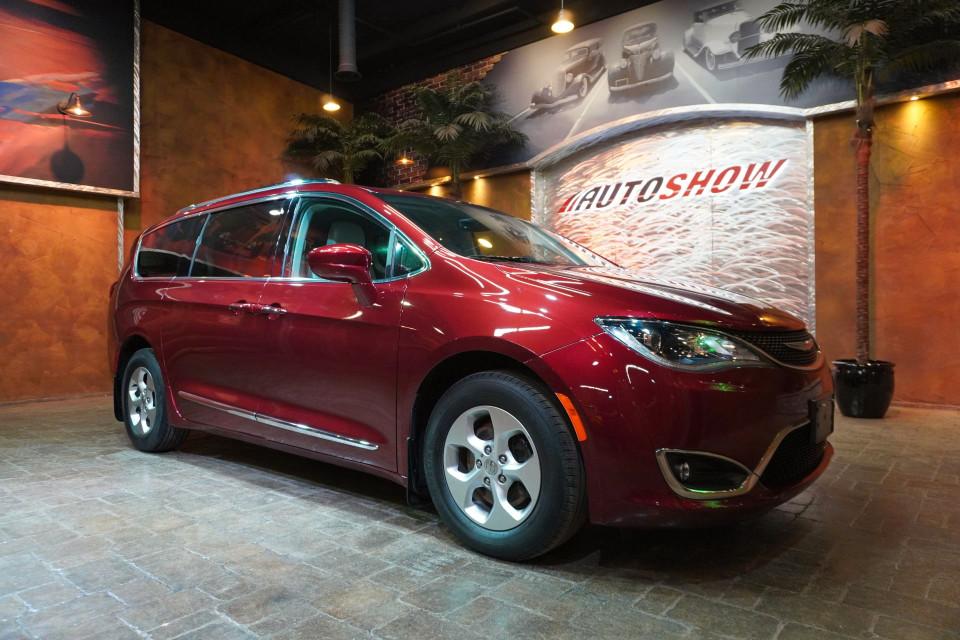 2017 Chrysler Pacifica Touring-L Plus w/ Nav Pwr Sliders Htd Wheel & Lthr 2017 Chrysler Pacifica Touring-L Plus w/ Nav Pwr Sliders Htd Wheel & Lthr