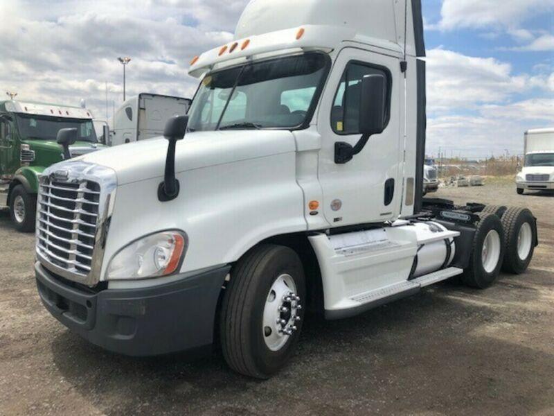 2012 Freightliner Cascadia NEW PRICE! | 450 HP | Daycab in white, 10 ...