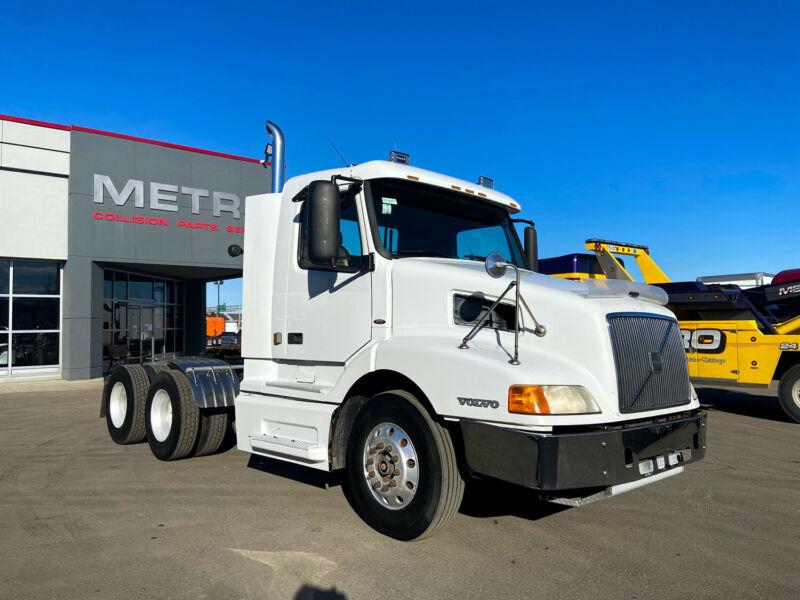 2000 Volvo VNL 300 500 HP | Heavy Spec Daycab! in white, 18 Speed