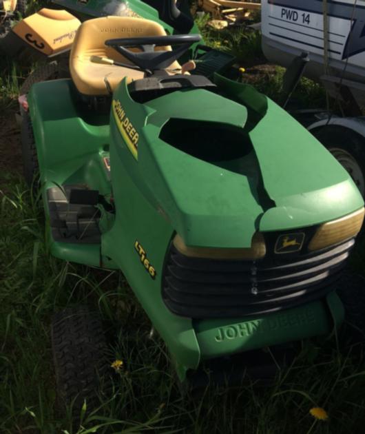 JOHN DEERE LT166 LAWN TRACTOR