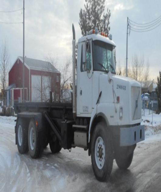 1999 Volvo WG Tandem Axle Rolloff Truck