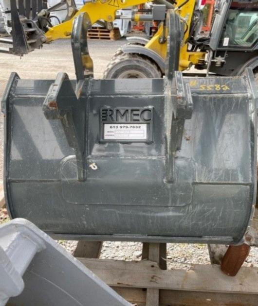 USED EXCAVATOR DIGGING BUCKET – 24” – WEDGE STYLE