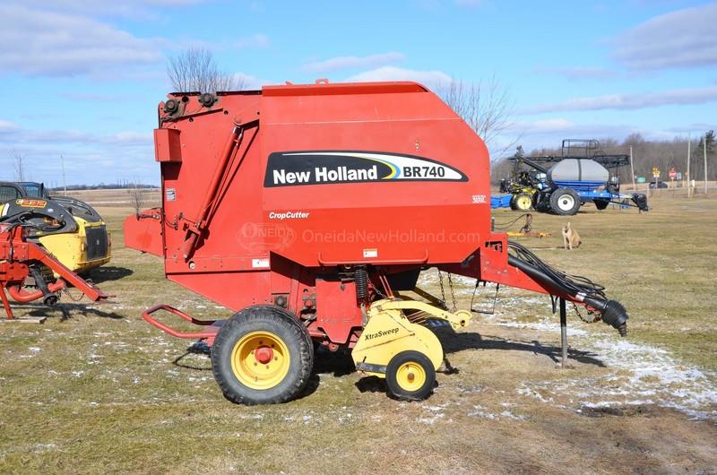 2005 New Holland BR740 Round Baler for sale