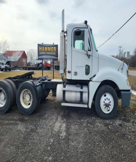 2004 Freightliner Conventional Columbia Daycab