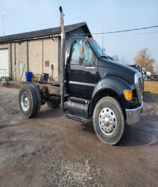 2006 Ford F750 Super Duty XLT Cab and Chassis