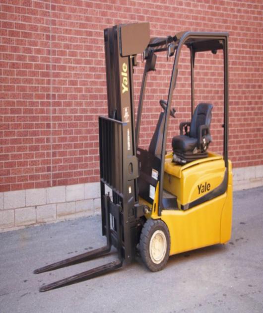 Yale ERP040VT 3 wheeler electric forklift with 4 stage mast 