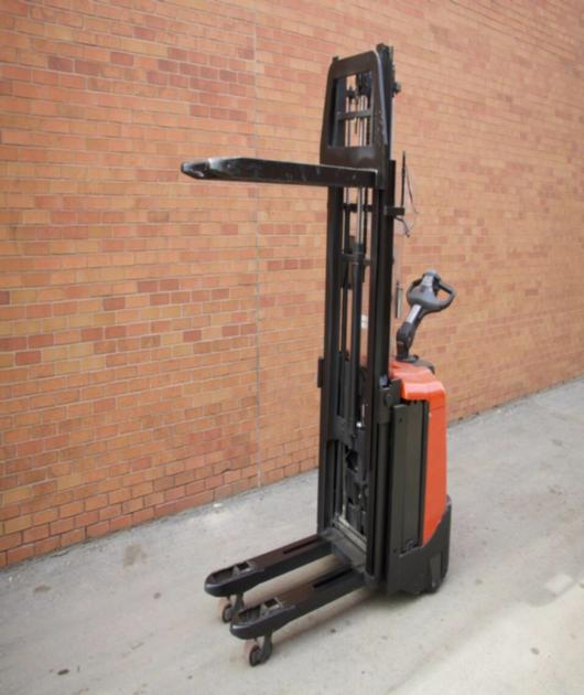 BT SPE125L European Pallet jack/Stacker with 3500 LBS Capacity