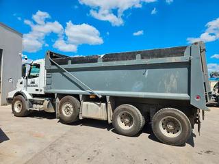 2014 VOLVO VHD