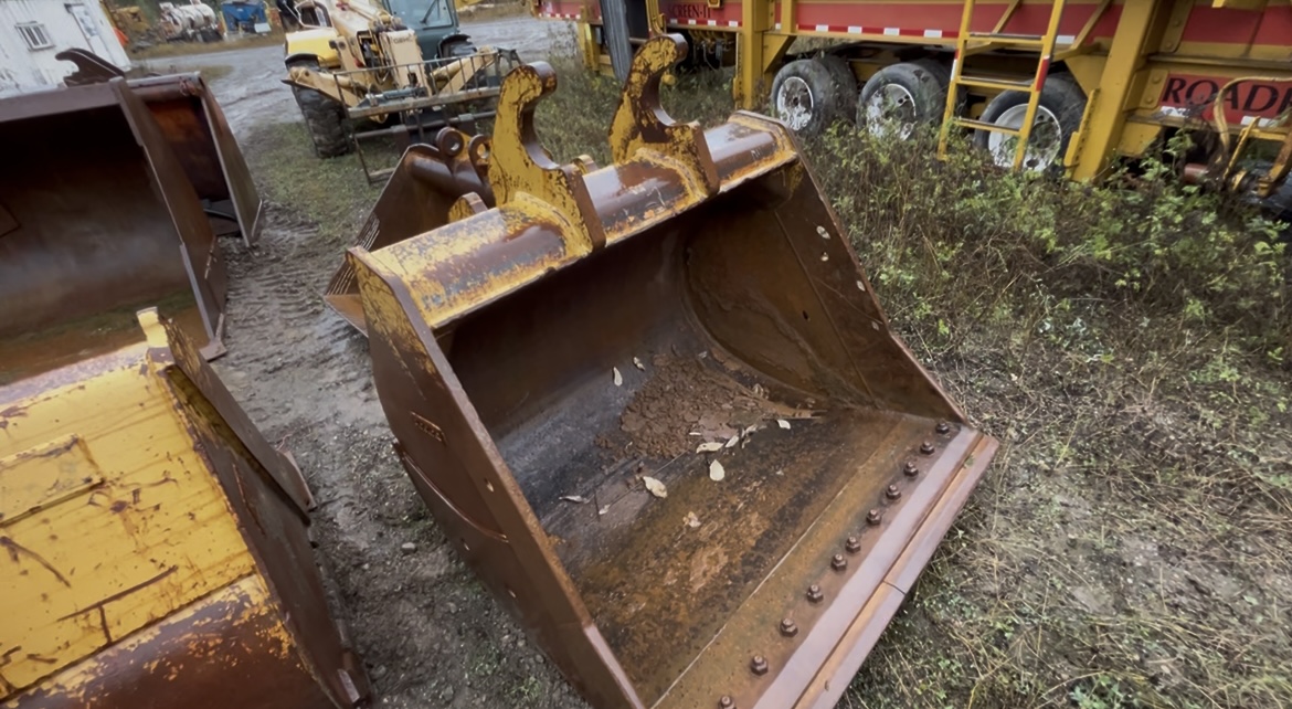 70” CLEANUP BUCKET FITS MED/LARGE-SIZE EXC.(30T) CLEANUP BUCKET 70” CLEANUP BUCKET FITS MED/LARGE-SIZE EXC.(30T) CLEANUP BUCKET