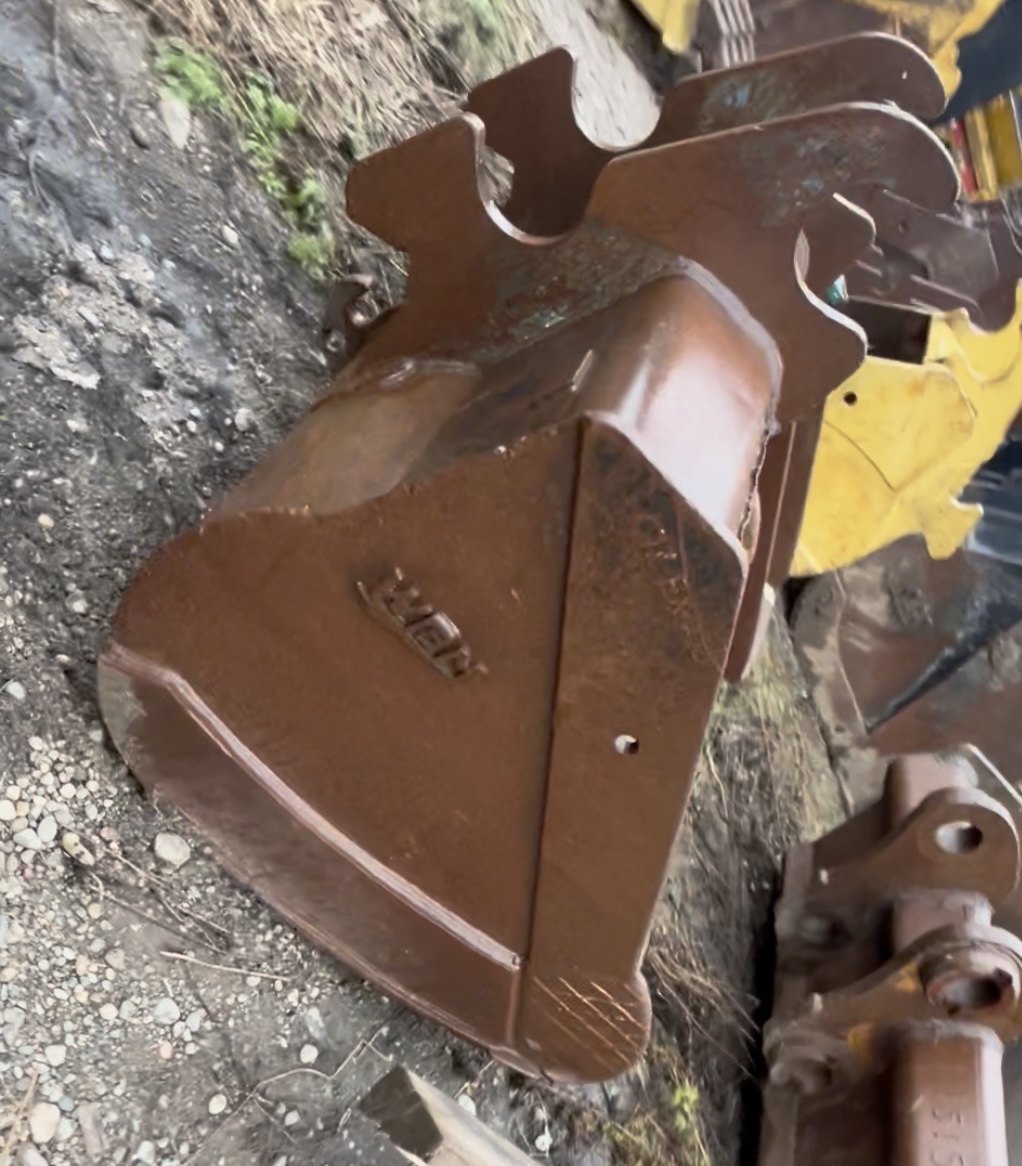 70” CLEANUP BUCKET FITS MEDIUM-SIZED EXC. (20-25T) 70” CLEANUP BUCKET FITS MEDIUM-SIZED EXC. (20-25T)