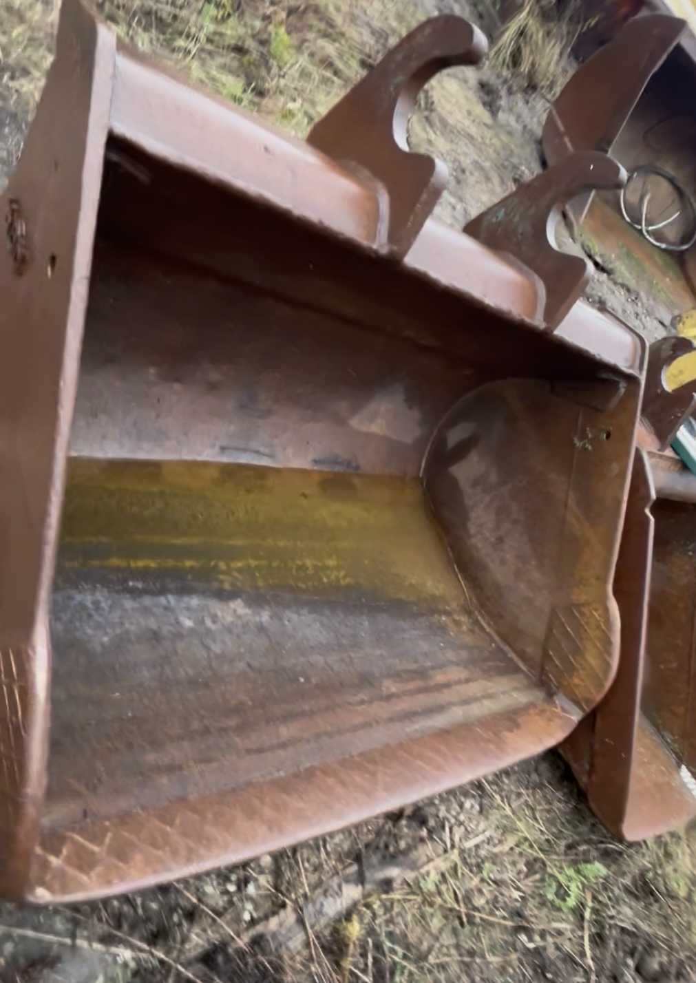 70” CLEANUP BUCKET FITS MEDIUM-SIZED EXC. (20-25T) 70” CLEANUP BUCKET FITS MEDIUM-SIZED EXC. (20-25T)