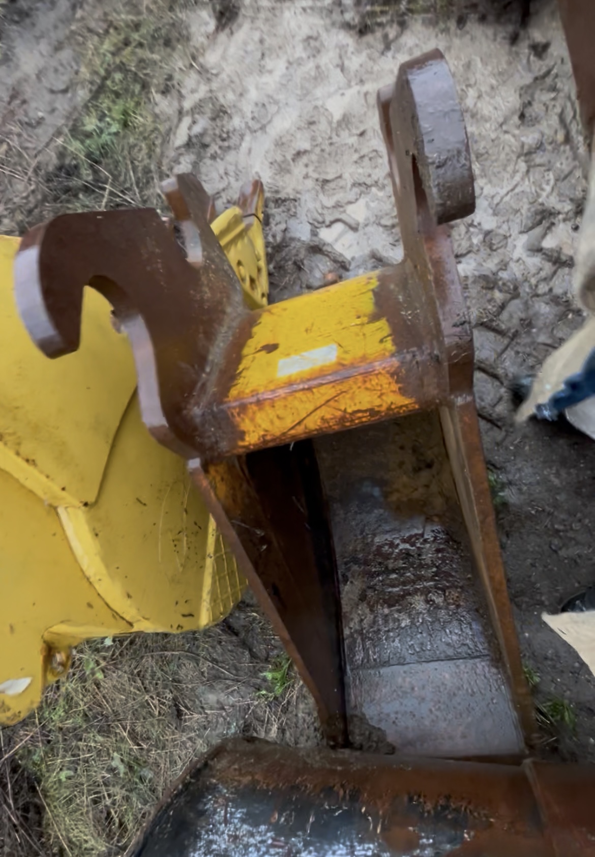 18” DIGGING BUCKET FITS SMALL/MED-SIZED EXC.(15-20T) 18” DIGGING BUCKET FITS SMALL/MED-SIZED EXC.(15-20T)