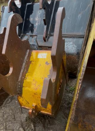 18” DIGGING BUCKET FITS SMALL/MED-SIZED EXC.(15-20T)