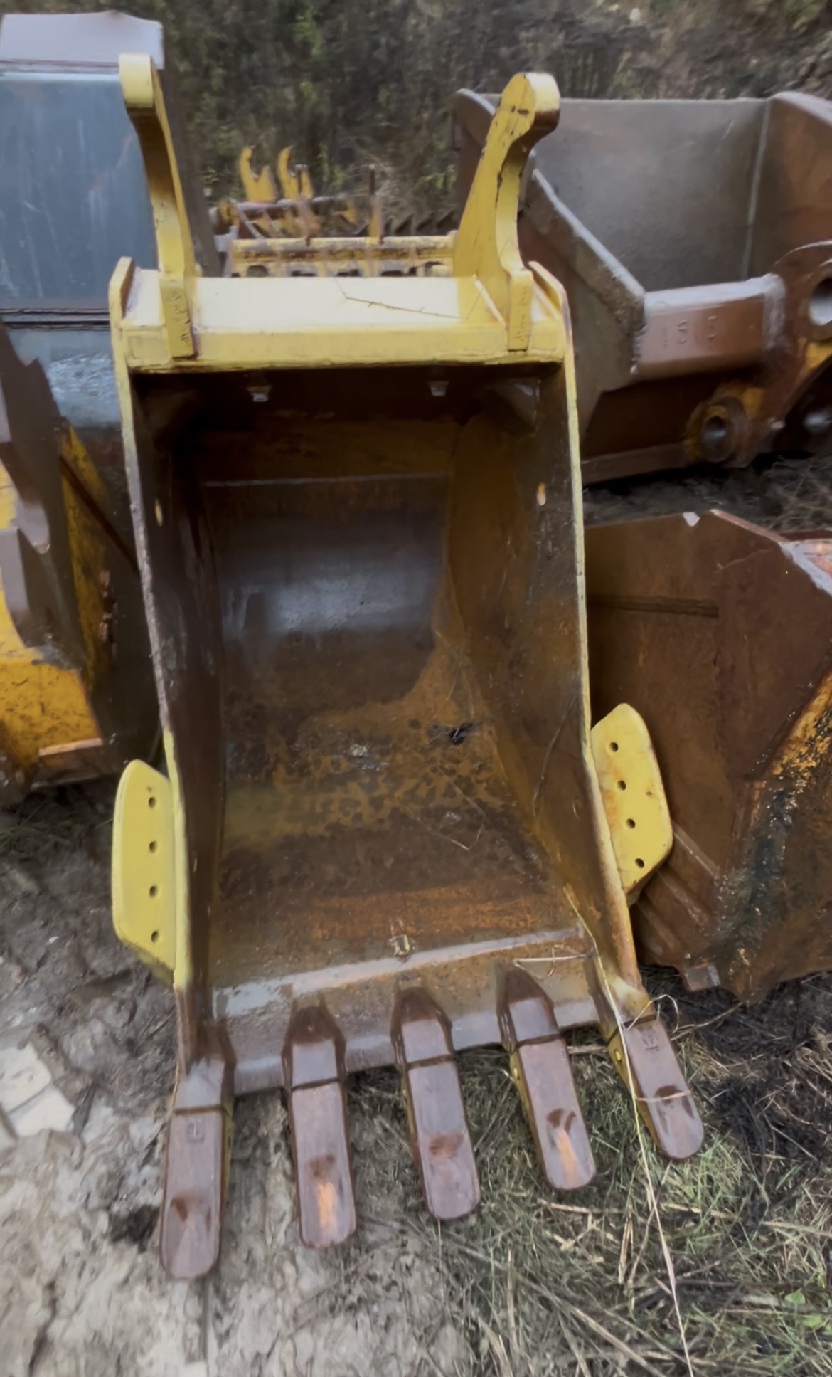 35” DIGGING BUCKET FITS LARGER-SIZED EXC.(30T+) 35” DIGGING BUCKET FITS LARGER-SIZED EXC.(30T+)