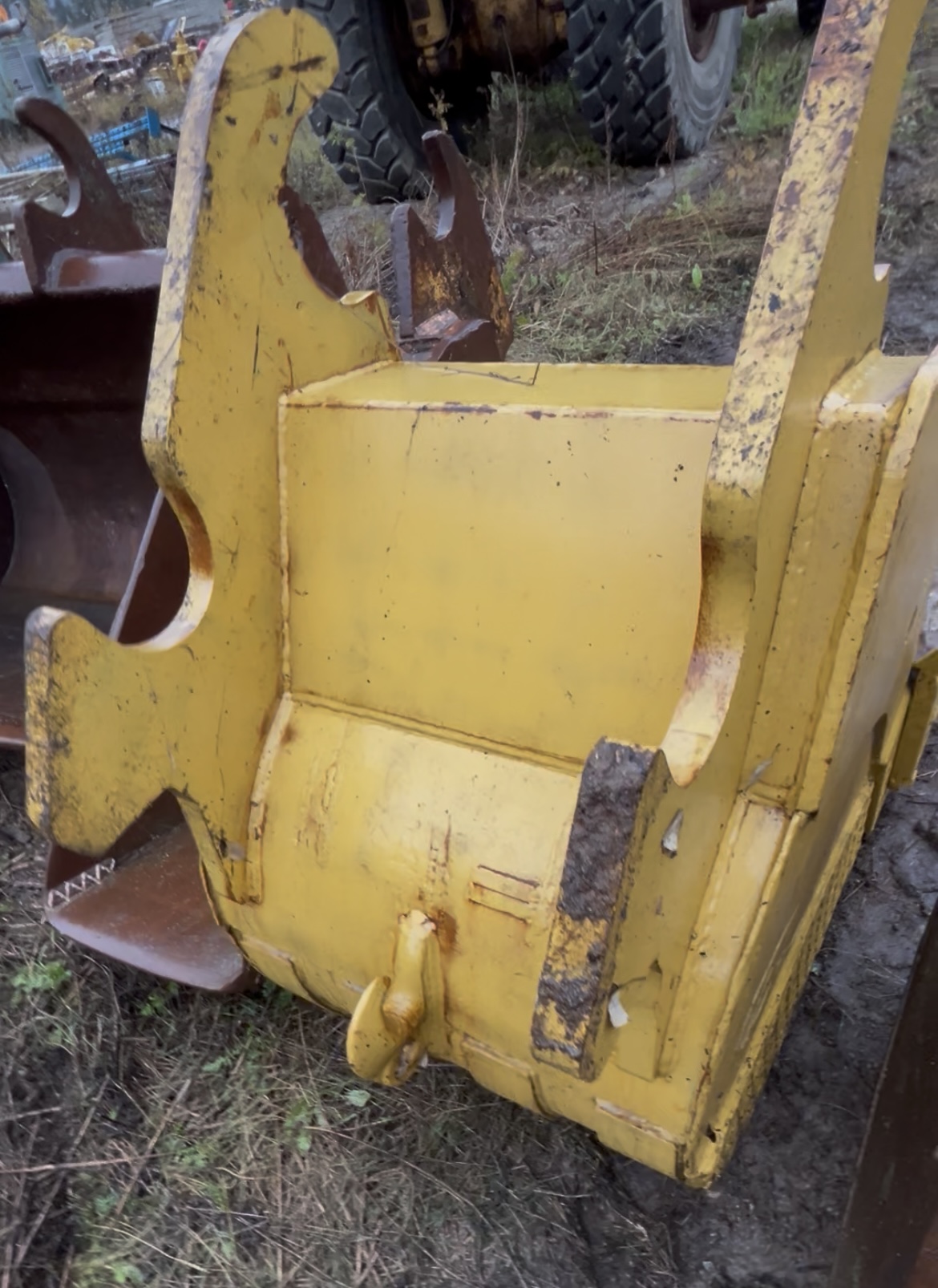 35” DIGGING BUCKET FITS LARGER-SIZED EXC.(30T+) 35” DIGGING BUCKET FITS LARGER-SIZED EXC.(30T+)