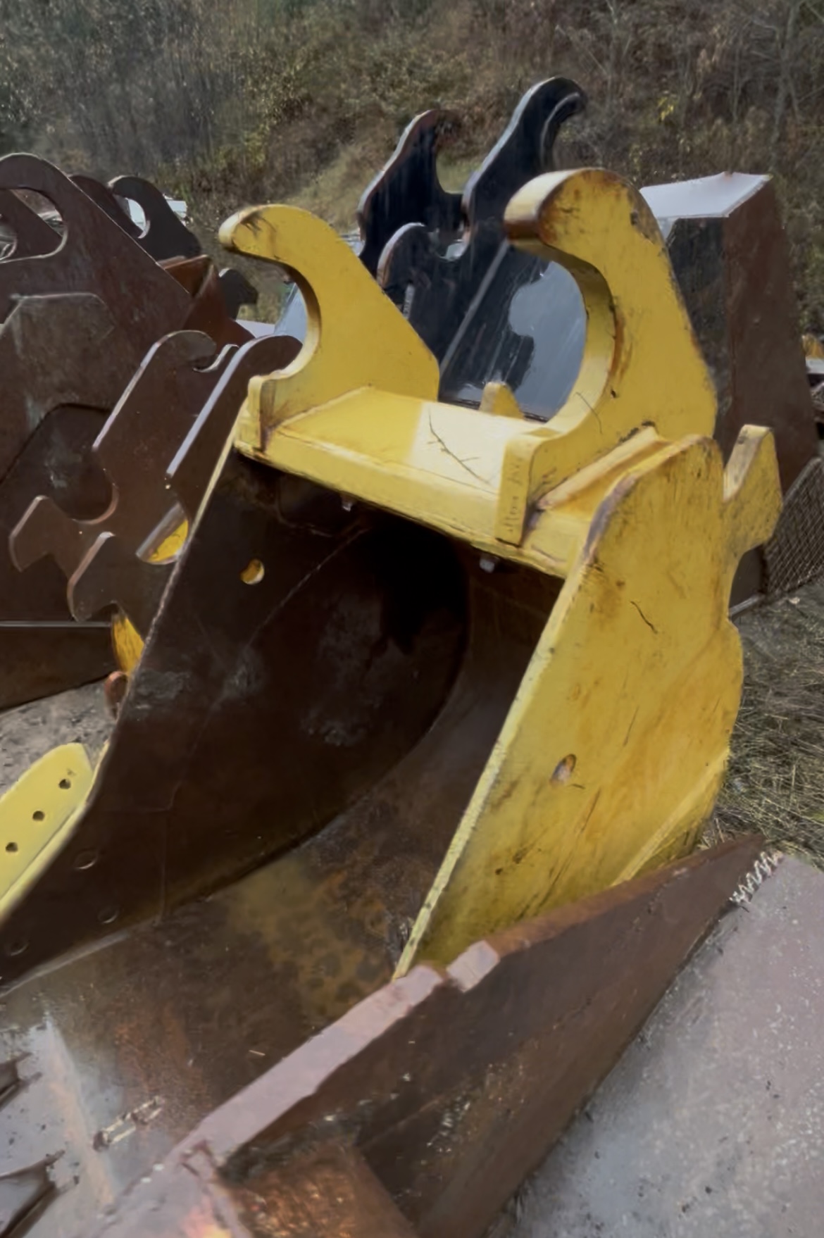 35” DIGGING BUCKET FITS LARGER-SIZED EXC.(30T+) 35” DIGGING BUCKET FITS LARGER-SIZED EXC.(30T+)