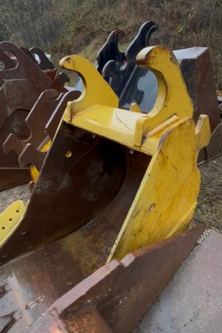 35” DIGGING BUCKET FITS LARGER-SIZED EXC.(30T+)