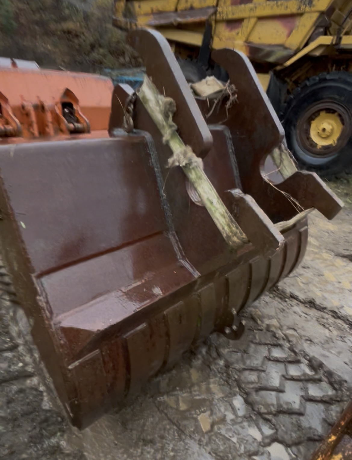 28” DITCHING V-BUCKET FITS LARGER EXC.(30T+) 28” DITCHING V-BUCKET FITS LARGER EXC.(30T+)