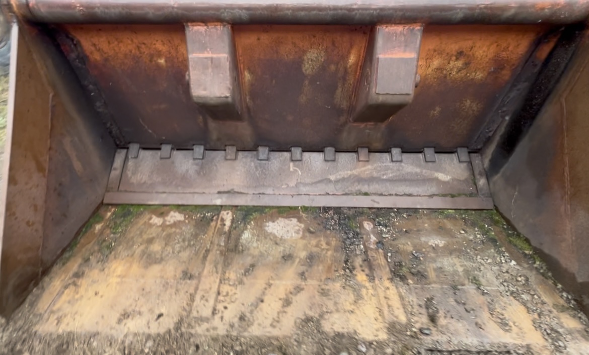 6YD TRAM/LOADER BUCKET W/HYD. RELEASE GATE. 6YD TRAM/LOADER BUCKET W/HYD. RELEASE GATE.