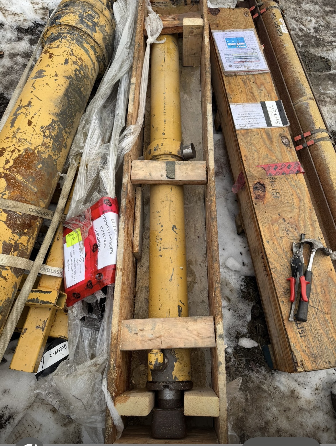 Toromont Blade Lift Cylinder – Caterpillar D8T / D8R Toromont Blade Lift Cylinder – Caterpillar D8T / D8R