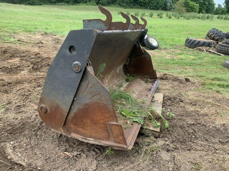 New Holland 4 in 1 bucket for sale Demo model for sale