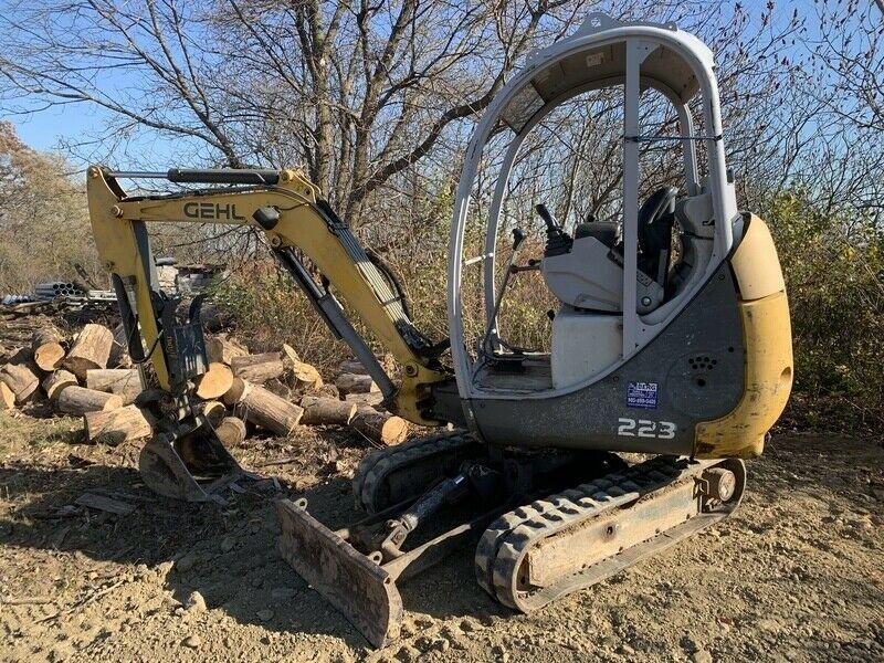 Gehl 223 mini excavator with hydraulic thumb